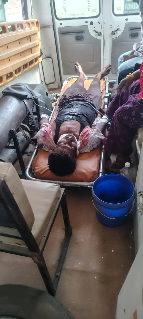 चाकू से व्यक्ति पर हमला , गोरखपुर मेडिकल कॉलेज रेफर