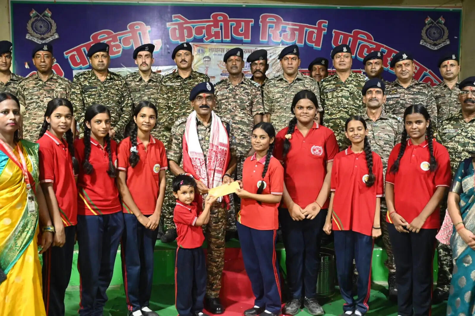 वाराणसी में स्कूली बच्चों ने केंद्रीय रिजर्व पुलिस बल के जवानों संग मनाया रक्षाबंधन