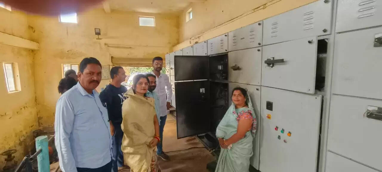 नगर निगम में नई मशीन में शार्ट सर्किट से पैनल बोर्ड में लगी आग