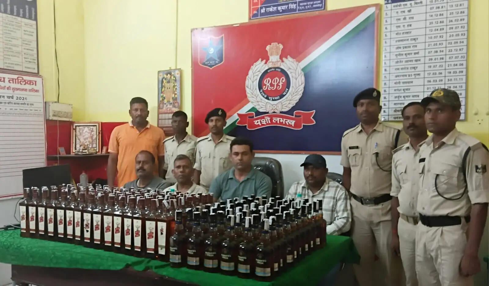 15566 वैशाली एक्सप्रेस के एमटी खाली रेक से 165 बोतल विदेशी शराब बरामद