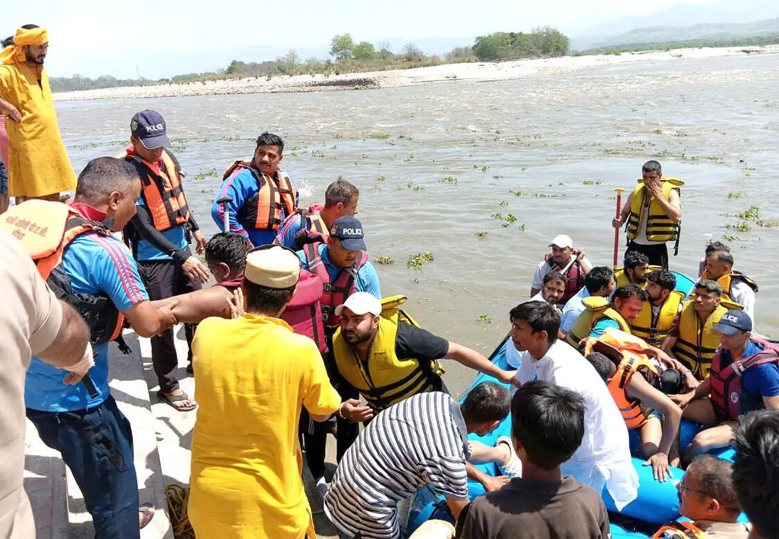 सप्तऋर्षि घाट पर गंगा में फंसे 15 लोग, रेस्क्यू