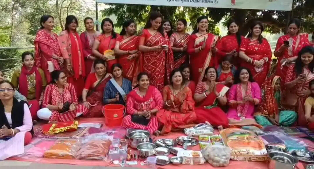 संस्था ने कन्या दान के लिए सामग्री की भेंट