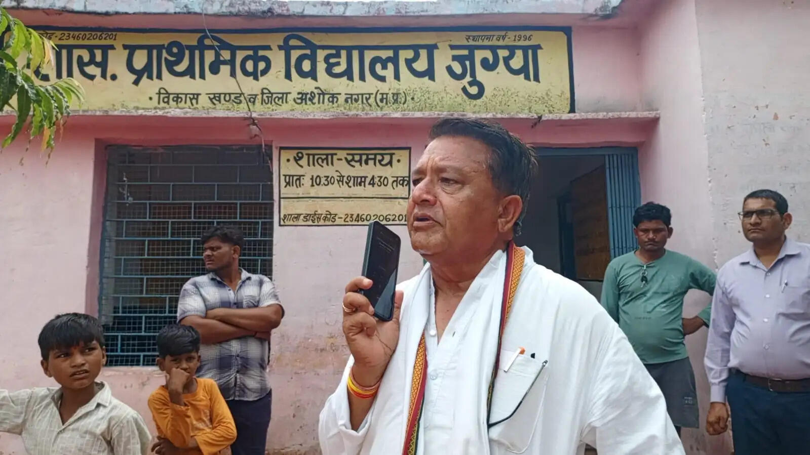 अशोकनगर: 97 नौनिहाल की जान पर खतरा, विधायक पहुंचे तो खुली जुग्या के स्कूल की पोल