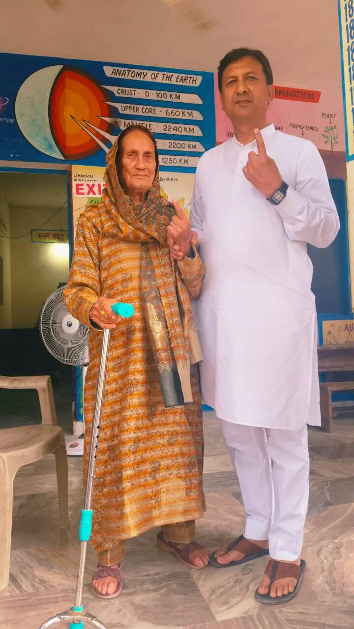 हिमाचल पंचायत चुनाव: दोपहर 1 बजे तक 63 फीसदी मतदान, मुकेश, अनुराग और सिकंदर ने डाला वोट