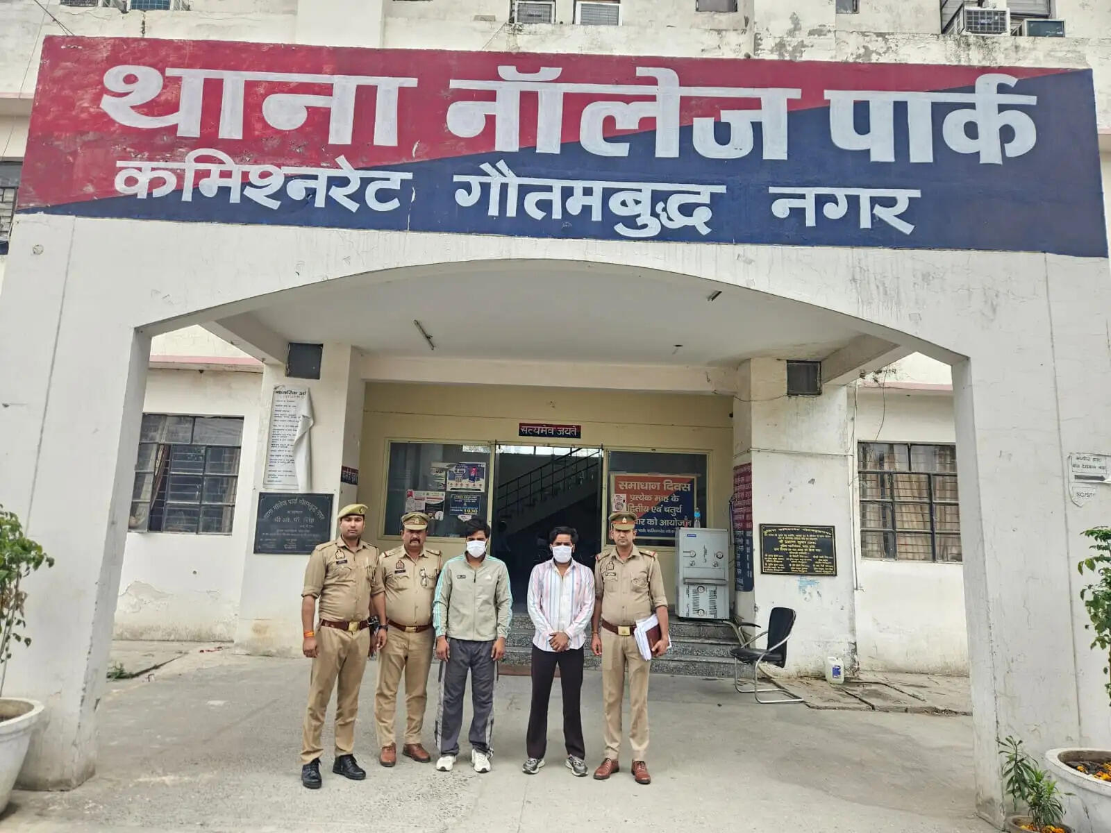 दुकानदारों से रंगदारी मांगने वाले दो भाई गिरफ्तार