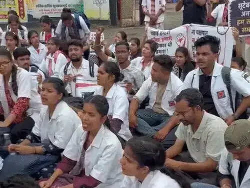 भोपाल में नर्सिंग छात्रों का प्रदर्शन,&nbsp;मुख्यमंत्री&nbsp;निवास&nbsp;घेराव के लिए निकले, पुलिस ने पॉलिटेक्निक चौराहे पर रोका