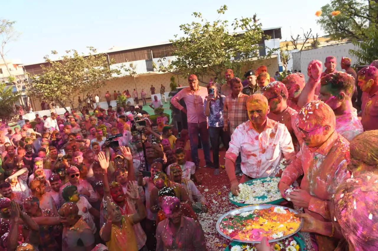 ड्यूटी के बाद खाकी ने मनाई होली: पुलिस लाइन में गुलाल और पुष्प वर्षा
