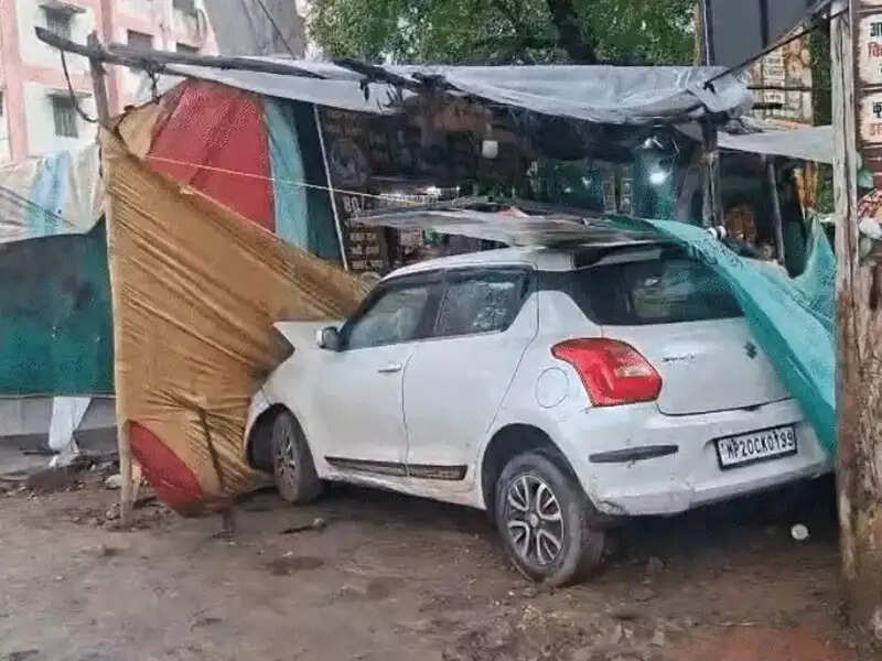 जबलपुर में होटल में घुसी तेज रफ्तार कार, वकील की मौत, 4 लोग घायल