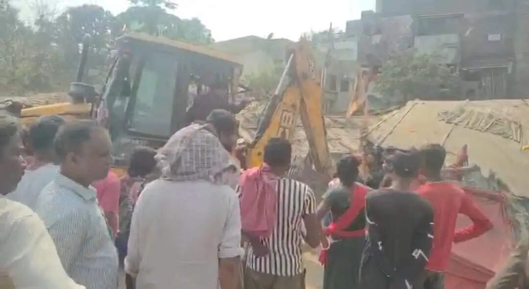 अवैध झोपड़ियों पर चला रेलवे का बुलडोजर