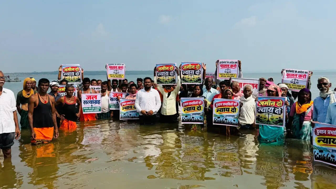हाईकोर्ट के आदेश के बावजूद छह साल से इंतजार, गंगरेल बांध में डूब प्रभावितों का जल सत्याग्रह शुरू
