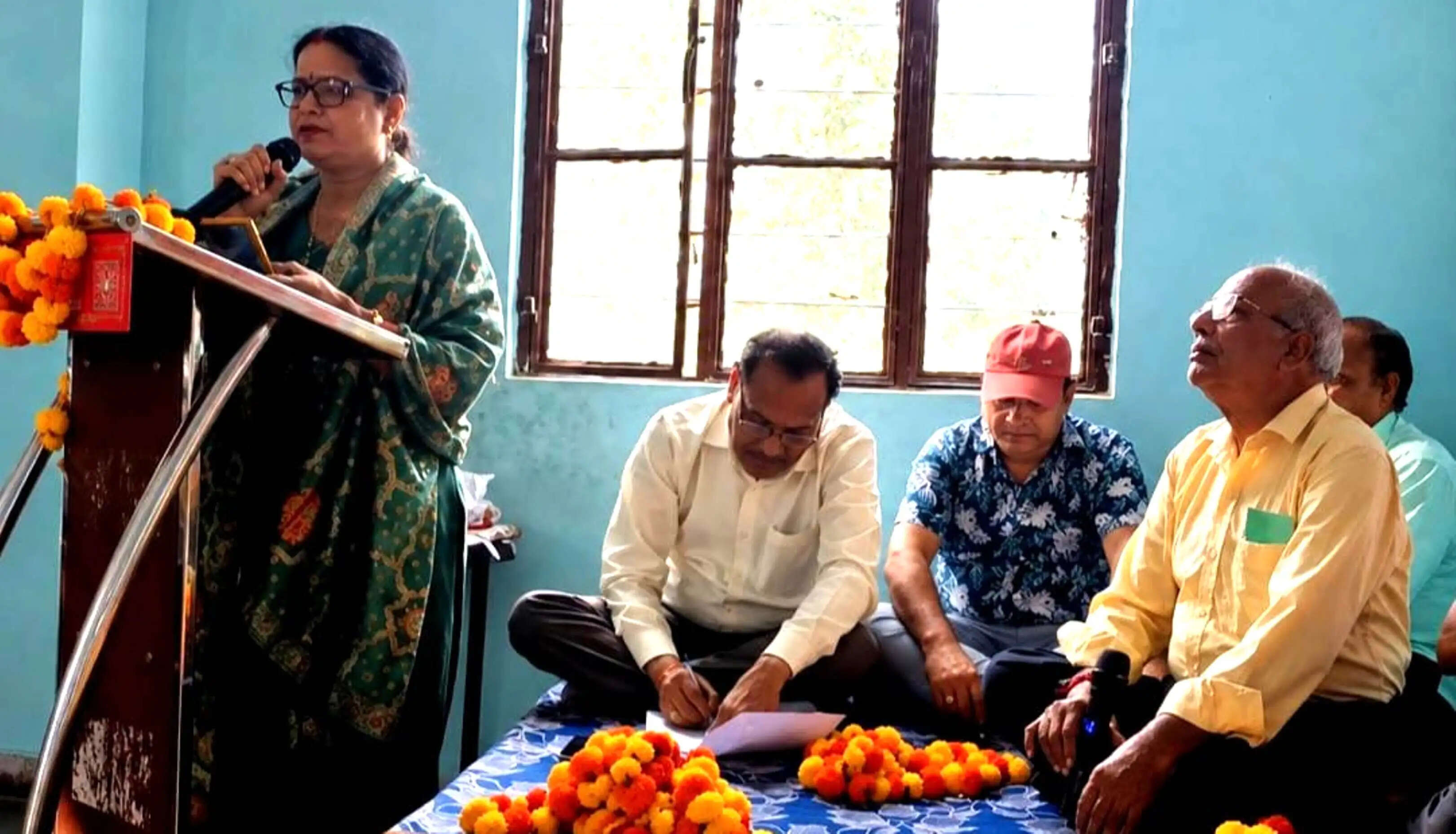 तुलसी आँगन की मुझको बनाया ही क्यों,मन के मधुवन में मुझको सजाया ही क्यों.....