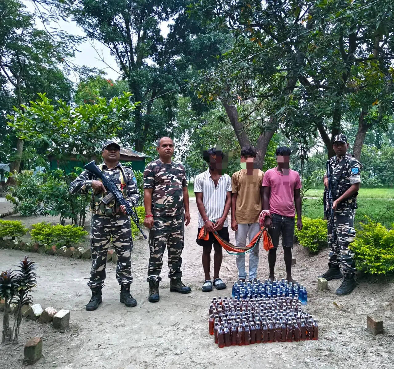 45वीं वाहिनी सशस्त्र सीमा बल ने नेपाली शराब के साथ तीन तस्करों को किया गिरफ्तार