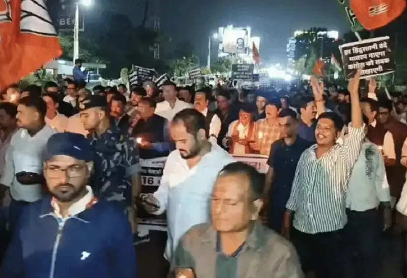 वंदे मातरम् के अपमान के विरोध में मप्र में भाजपा का प्रदर्शन, इंदौर सहित कई शहरों में निकाला कैंडल मार्च