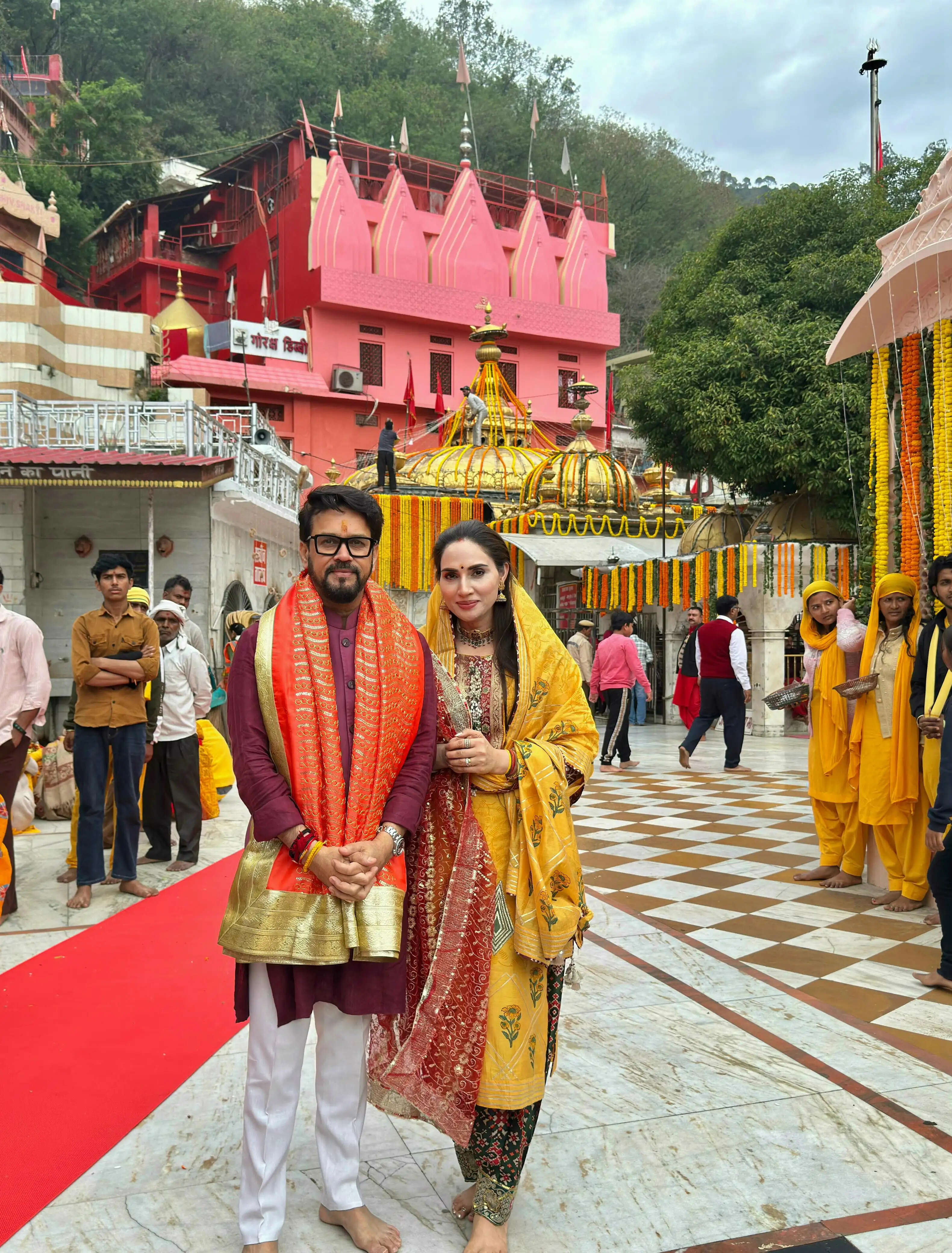 सांसद अनुराग ठाकुर ने प्रथम नवरात्रि पर पत्नी संग बगलामुखी व ज्वालामुखी में नवाया शीश