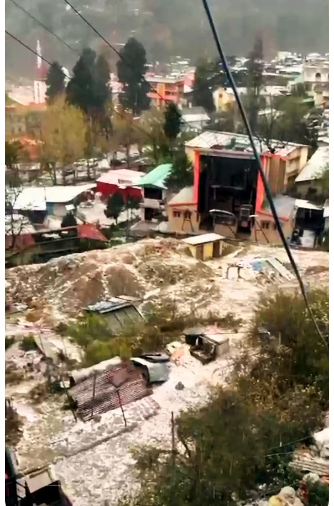 नैनीताल में ओलावृष्टि व बारिश से बदला मौसम, सैलानियों की बढ़ी रौनक