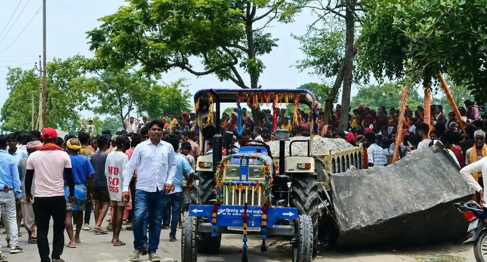 बालू लदे ट्रैक्टर की टक्कर से दुकानदार की मौत