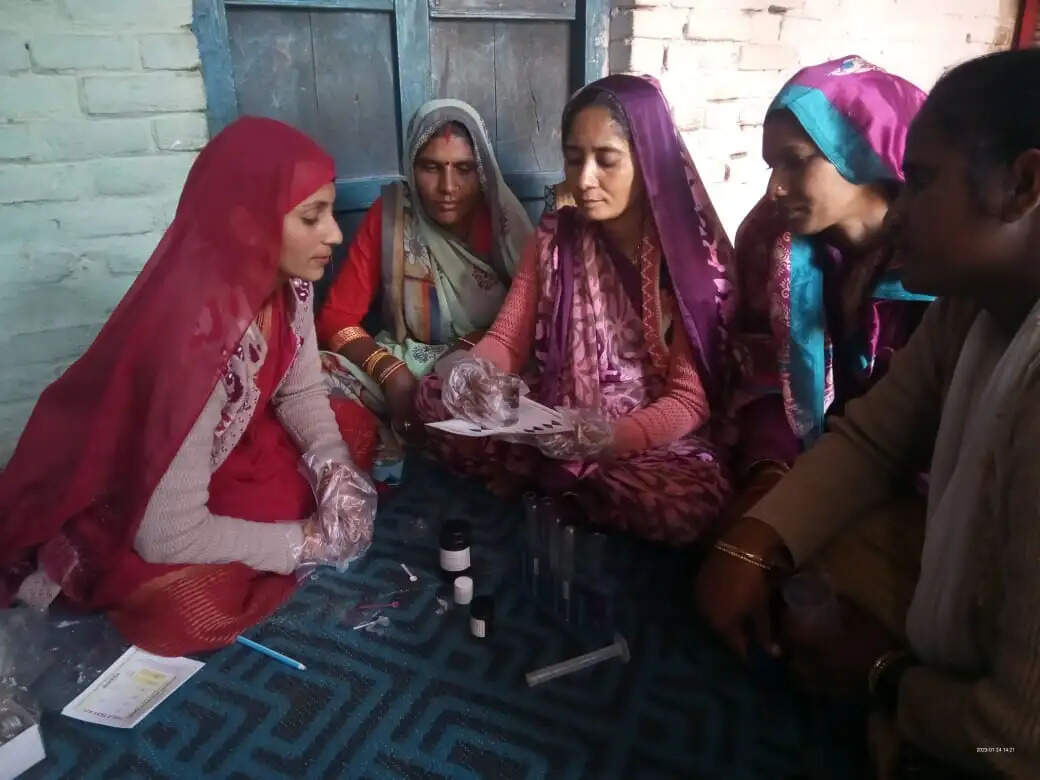 बांदा : फील्ड टेस्ट किट से हर गांव में पांच महिलाएं कर रहीं पानी की गुणवत्ता की जांच