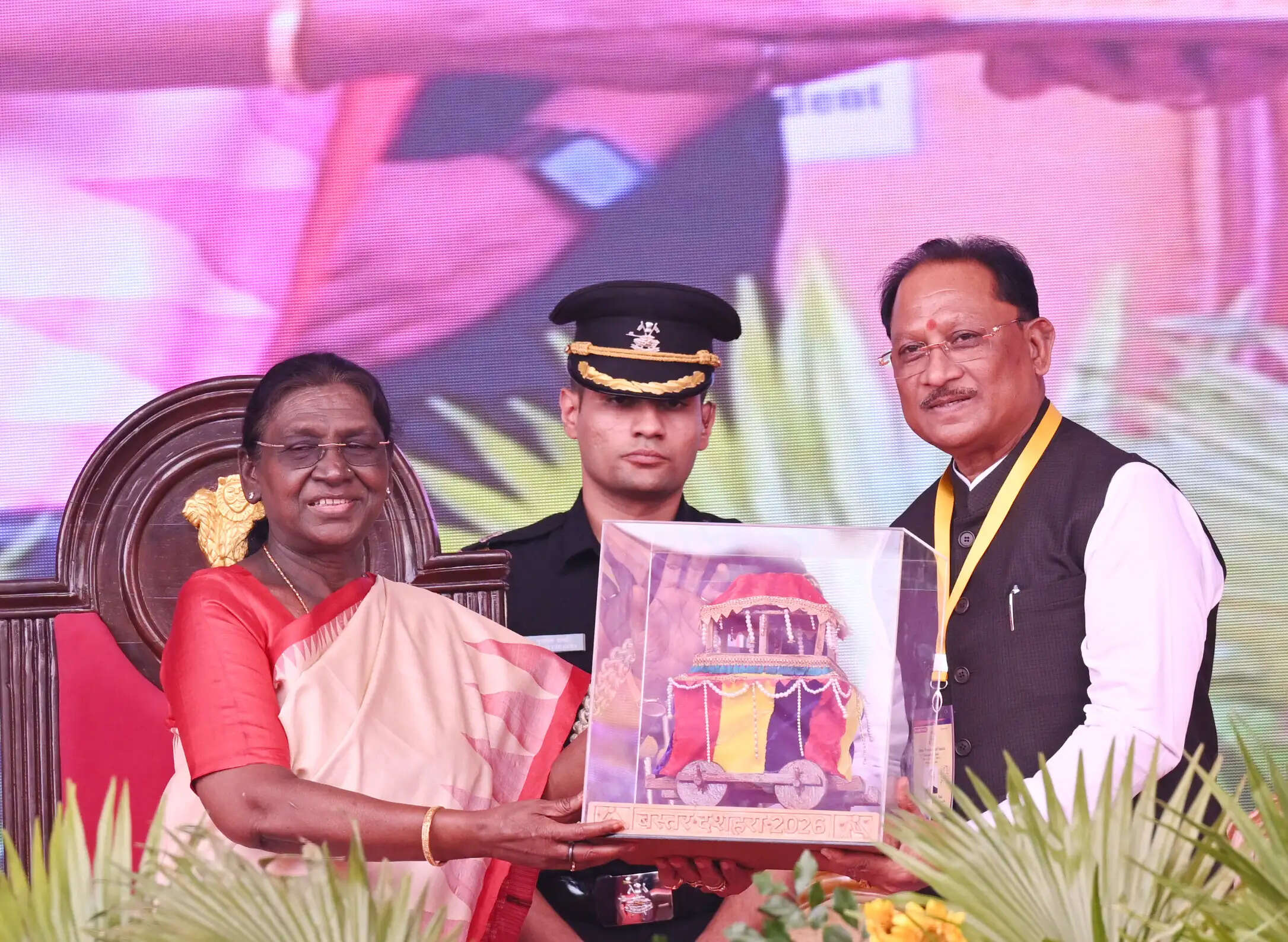 (लीड) बस्तर नक्सलवाद से मुक्त होकर प्रगति के रास्ते पर आगे बढ़ रहा: राष्ट्रपति