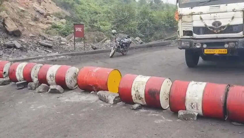फुसरो में भूमिगत आग से धंसी सड़क, दहशत में सैकड़ों परिवार