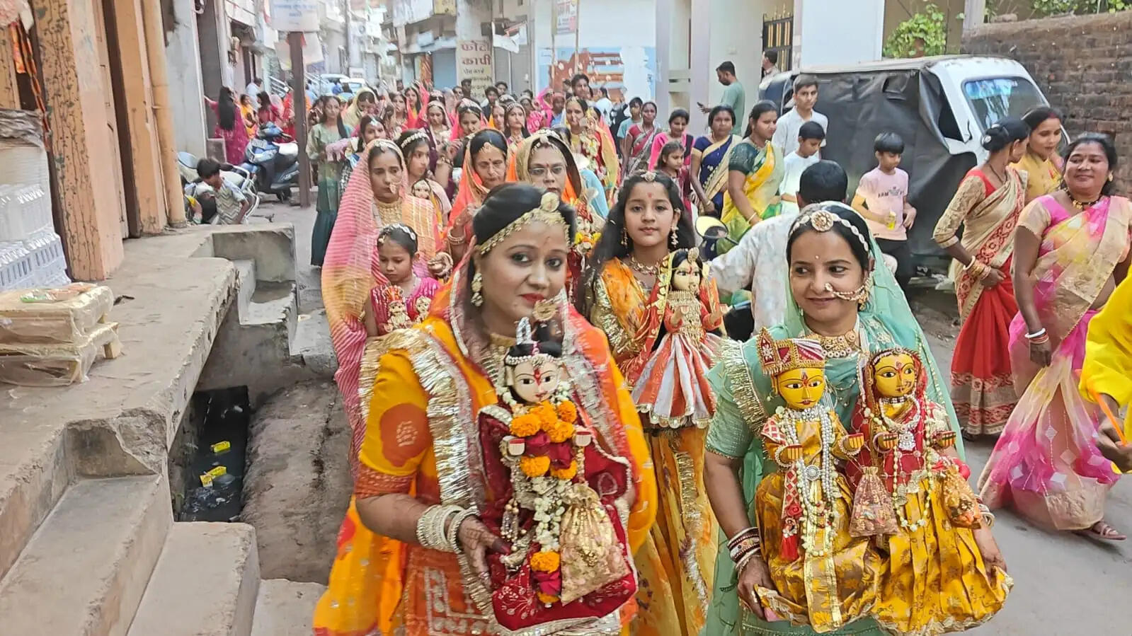 धमतरी में गणगौर की धूम: पारंपरिक वेशभूषा में सजी महिलाओं की शोभायात्रा