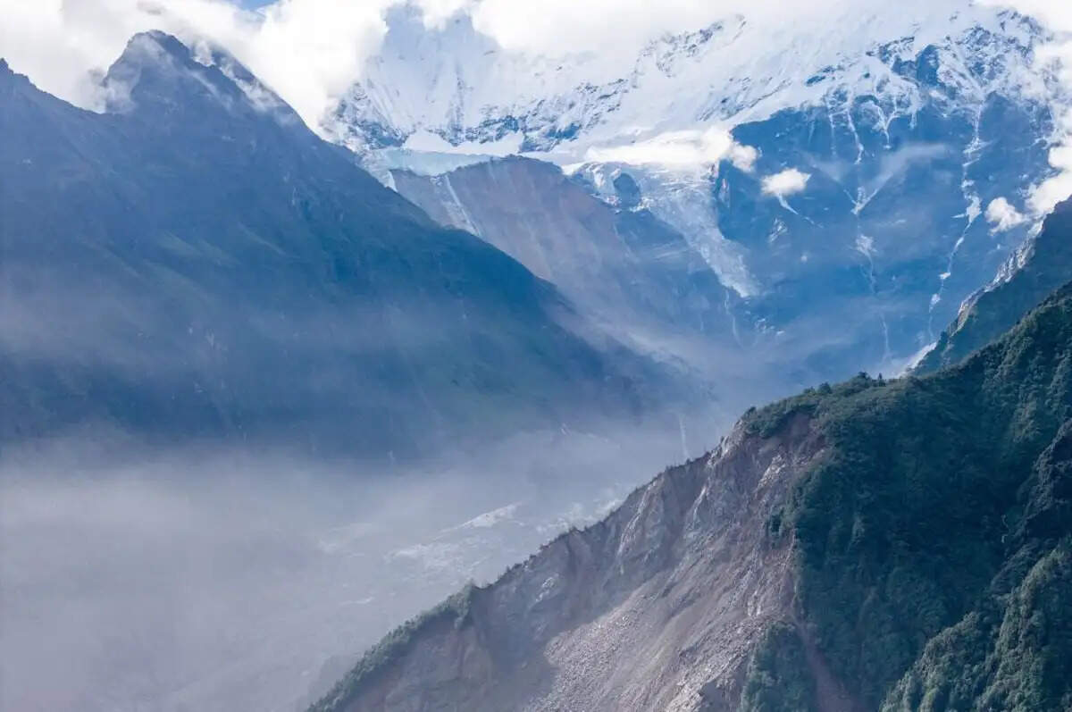 हिमालयी पर्वत शिखर लांगटांग लिरुंग पर हिमनदी का हिस्सा अभी भी मौजूद, खिसकना बाकी