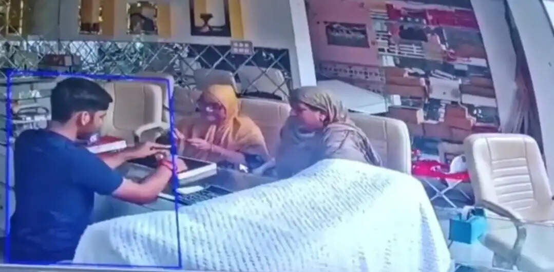ज्वेलरी की दुकान चोरी का खुलासा, दो आरोपित महिलाएं गिरफ्तार, चोरी के जेवरात और वारदात में इस्तेमाल दो कार बरामद