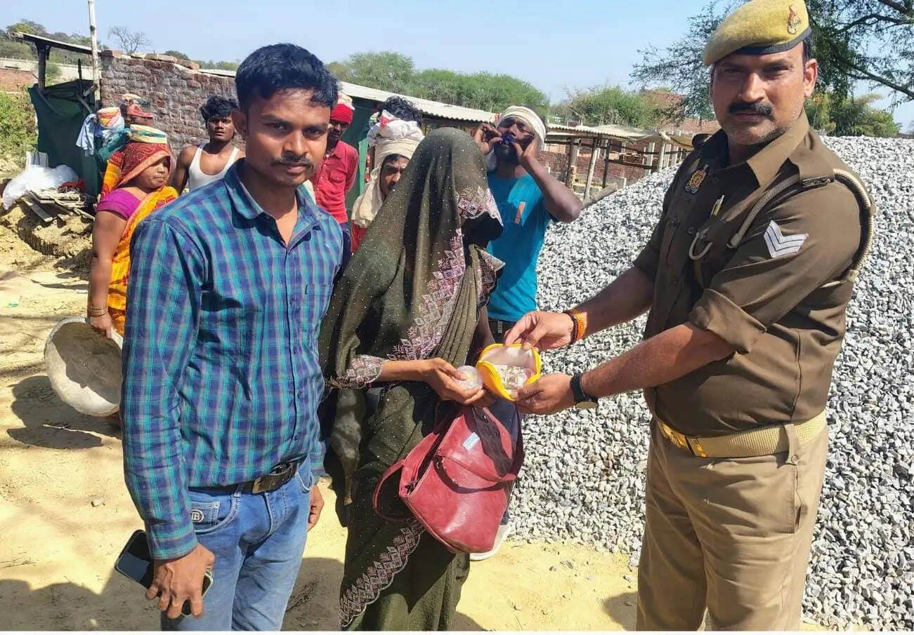 पुलिस की सक्रियता से महिला को मिला खोया बैग, जेवर व मोबाइल लौटाए