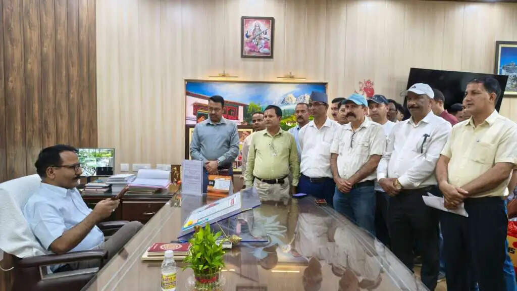 जनगणना ड्यूटी को लेकर शिक्षको ने जिलाधिकारी से की मुलाकात