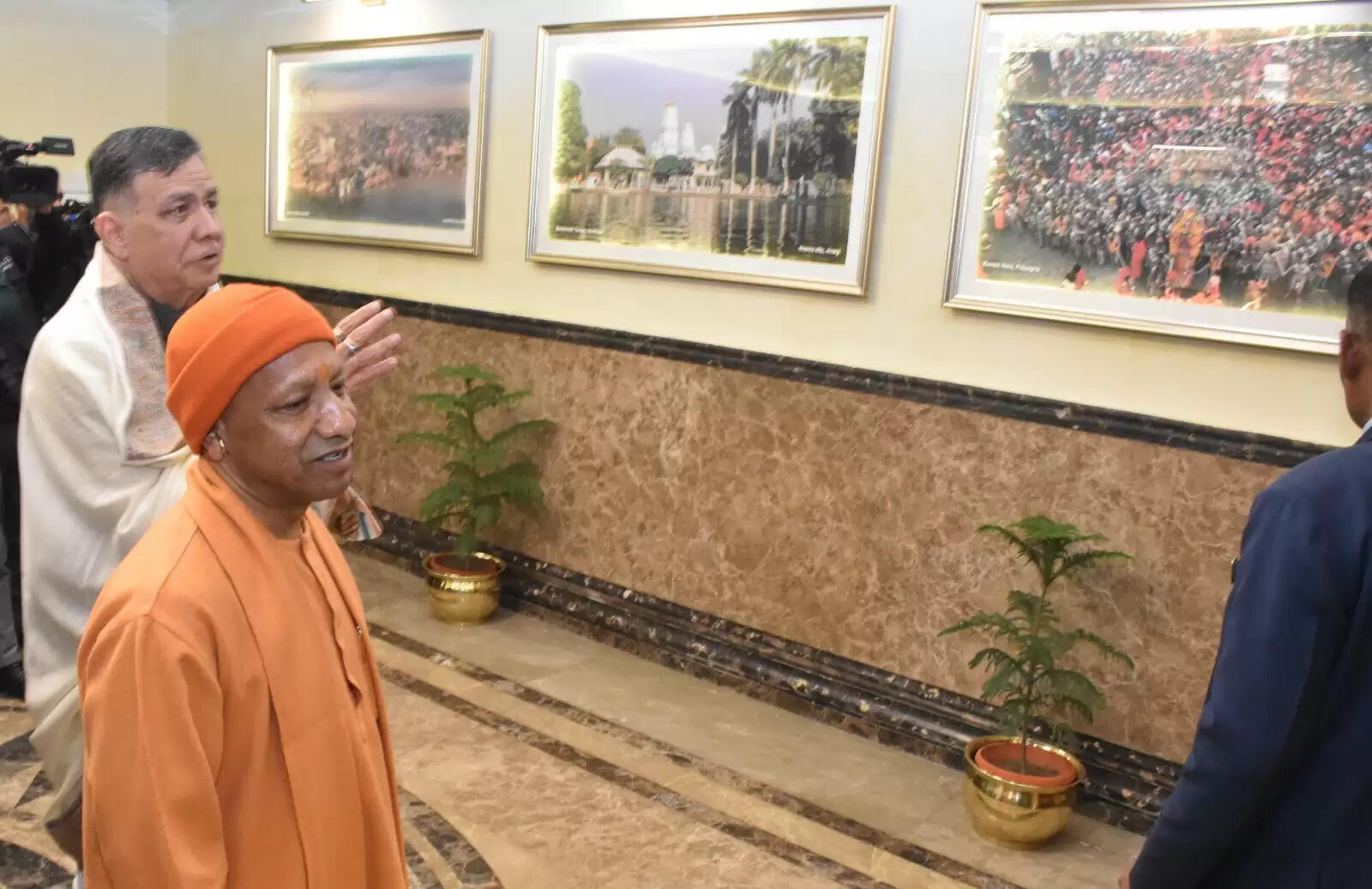 सीएम योगी ने विधान भवन के गुंबद पर प्रदेश की गौरवगाथा दर्शाने वाले ध्वनि एवं प्रकाश कार्यक्रम का किया शुभारंभ