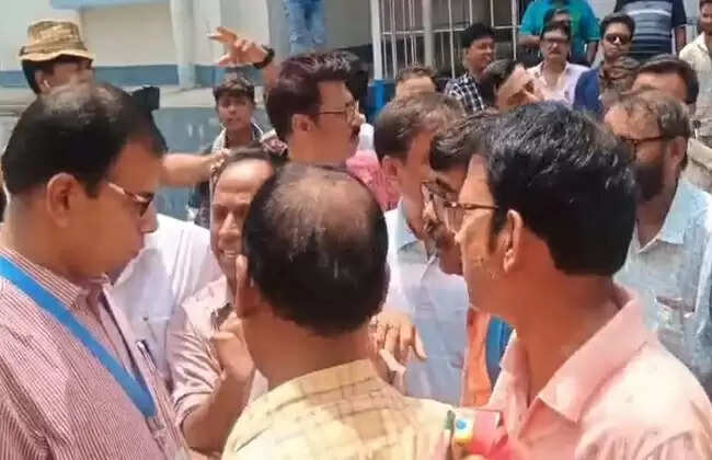 मतदान नहीं कर पाए वोटकर्मी, मुर्शिदाबाद जिलाधिकारी कार्यालय के सामने किया प्रदर्शन