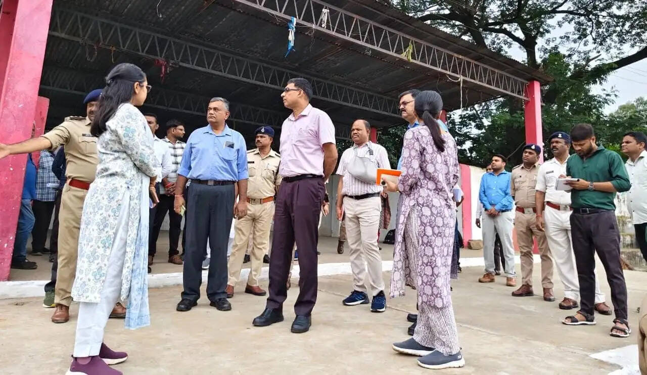 अनूपपुर: कलेक्टर एवं पुलिस अधीक्षक ने उत्कृष्ट विद्यालय मैदान का निरीक्षण कर व्यवस्थाओं का लिया जायजा