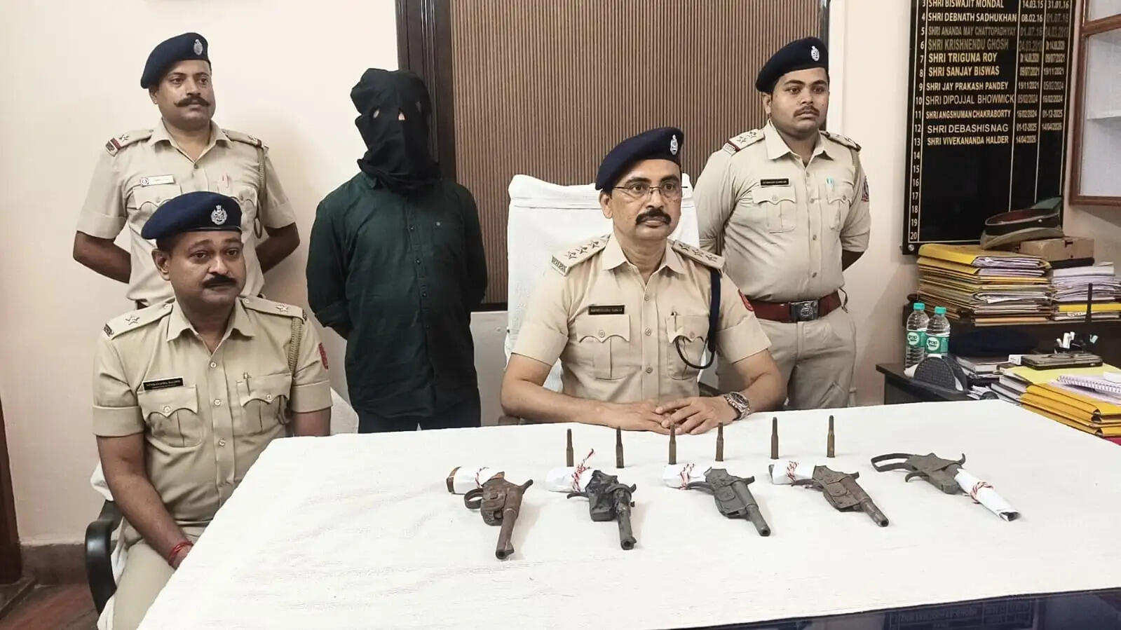 अवैध हथियारों के खिलाफ अभियान में में पुलिस को बड़ी सफलता, पांच देशी पिस्तौल और छह कारतूस बरामद