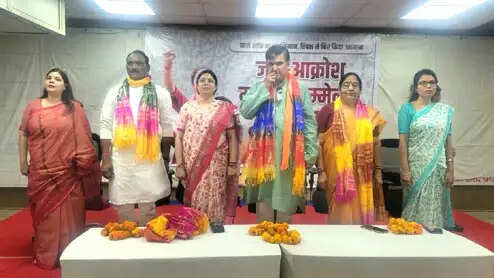 वक्ताओं ने कहा, ‘नारी शक्ति का स्वाभिमान, विपक्ष ने फिर किया अपमान’