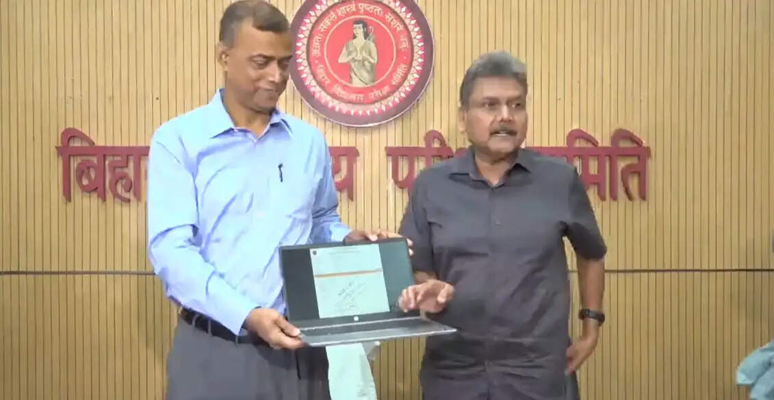 बिहार बोर्ड माध्यमिक परीक्षा का परिणाम जारी, 81.79 प्रतिशत छात्र सफल, दो छात्राओं ने संयुक्त रूप से किया टॉप