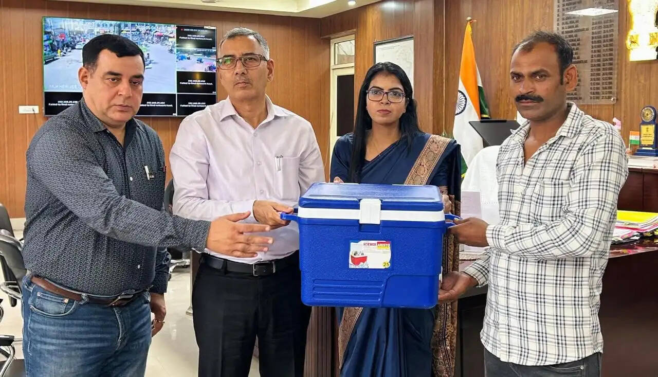 मछुआरों को मिला सहारा, डीसी कठुआ ने वितरित किए इंसुलेटेड आइस बॉक्स
