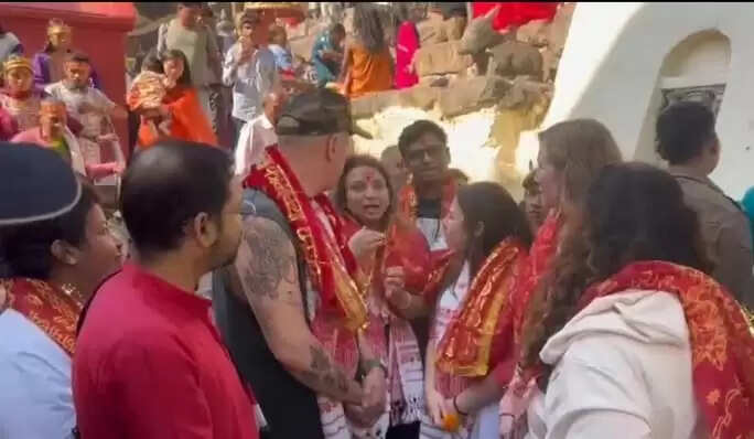 कामाख्या धाम में पॉप स्टार पोस्ट मेलोन! विश्व प्रसिद्ध अमेरिकी रैप और उनके बैंड ने किया मां का दर्शन