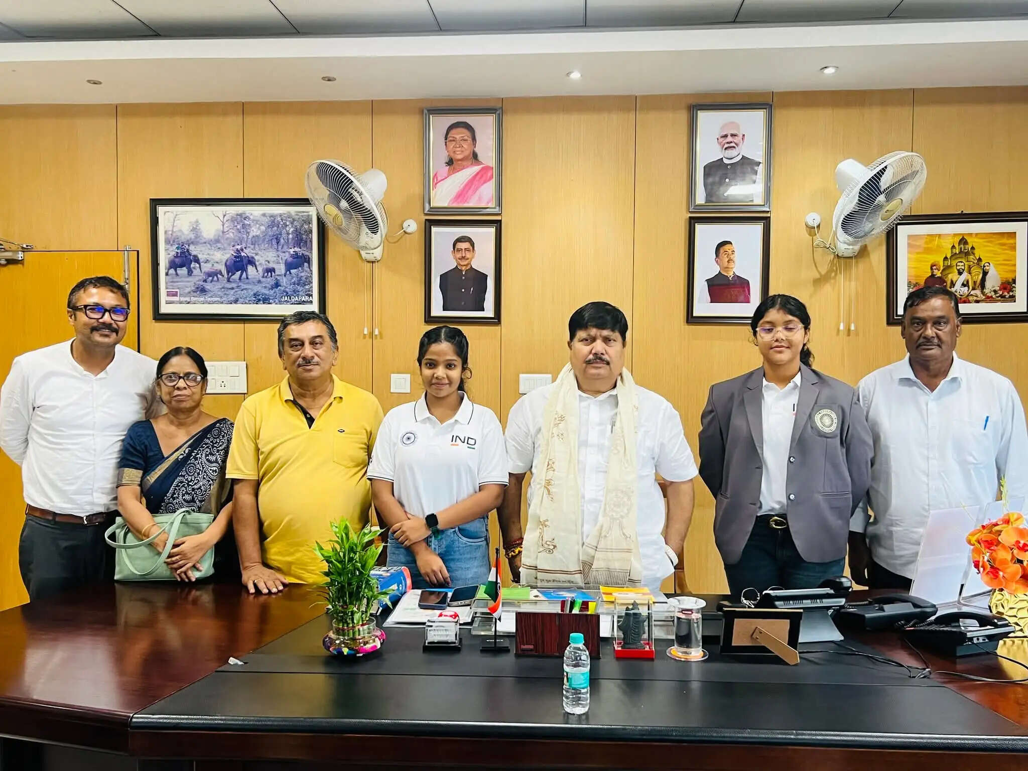 दक्षिण एशियाई थ्रोबॉल चैंपियनशिप में भारतीय टीम की दो स्वर्ण पदक विजेताओं को मंत्री अर्जुन सिंह ने किया सम्मानित