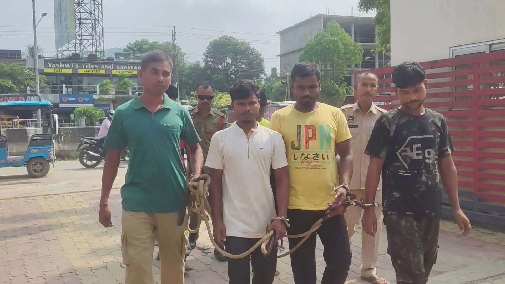 पांच चोर गिरफ्तार