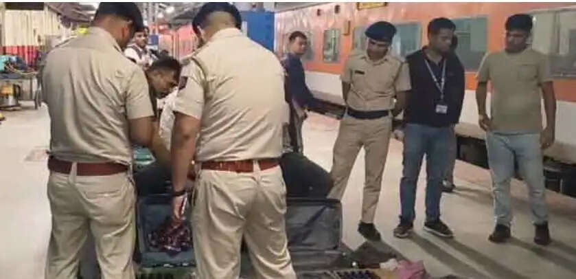 कंचनजंघा एक्सप्रेस से भारी मात्रा में कफ सिरप बरामद, दो गिरफ्तार