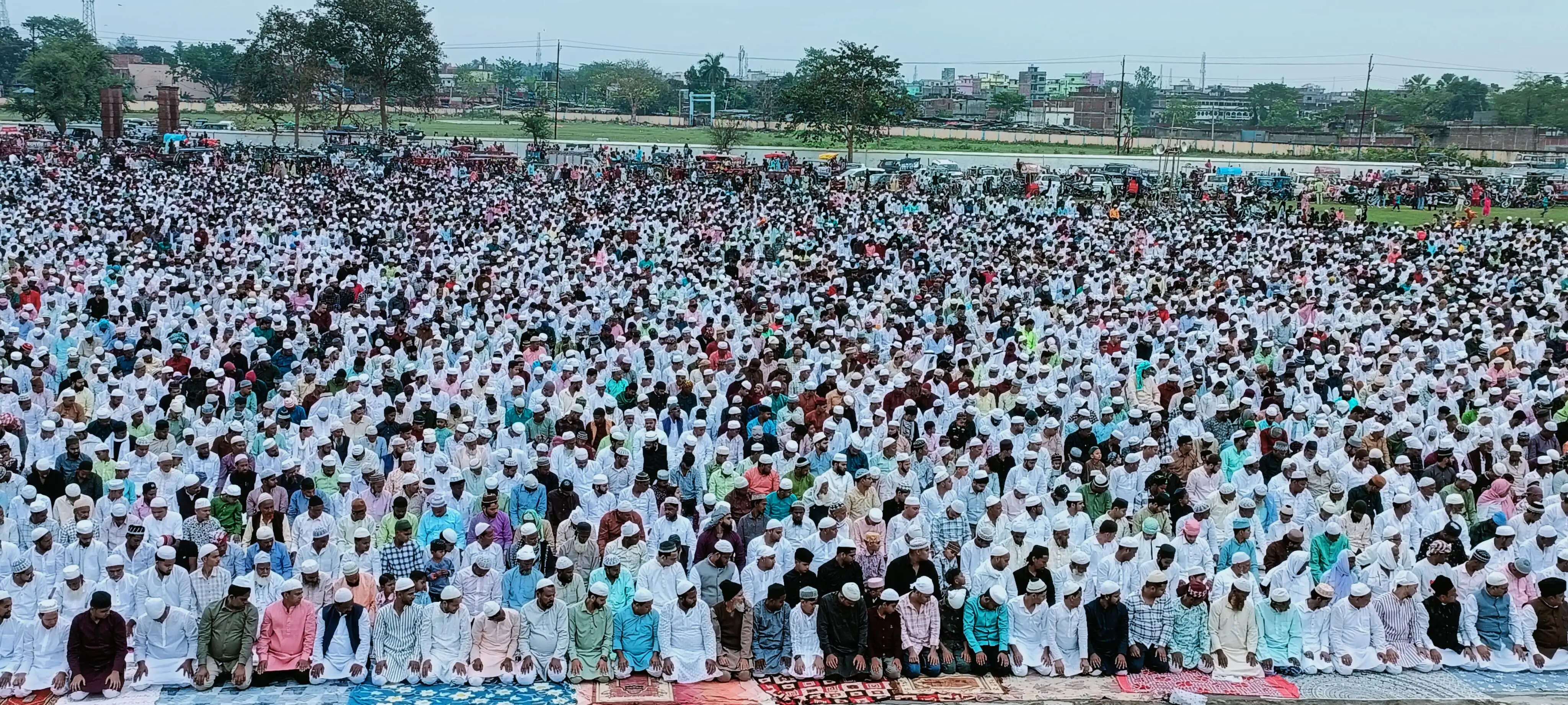 ईदगाह सहित विभिन्न मस्जिदों में अदा की गई ईद उल फितर की नमाज़