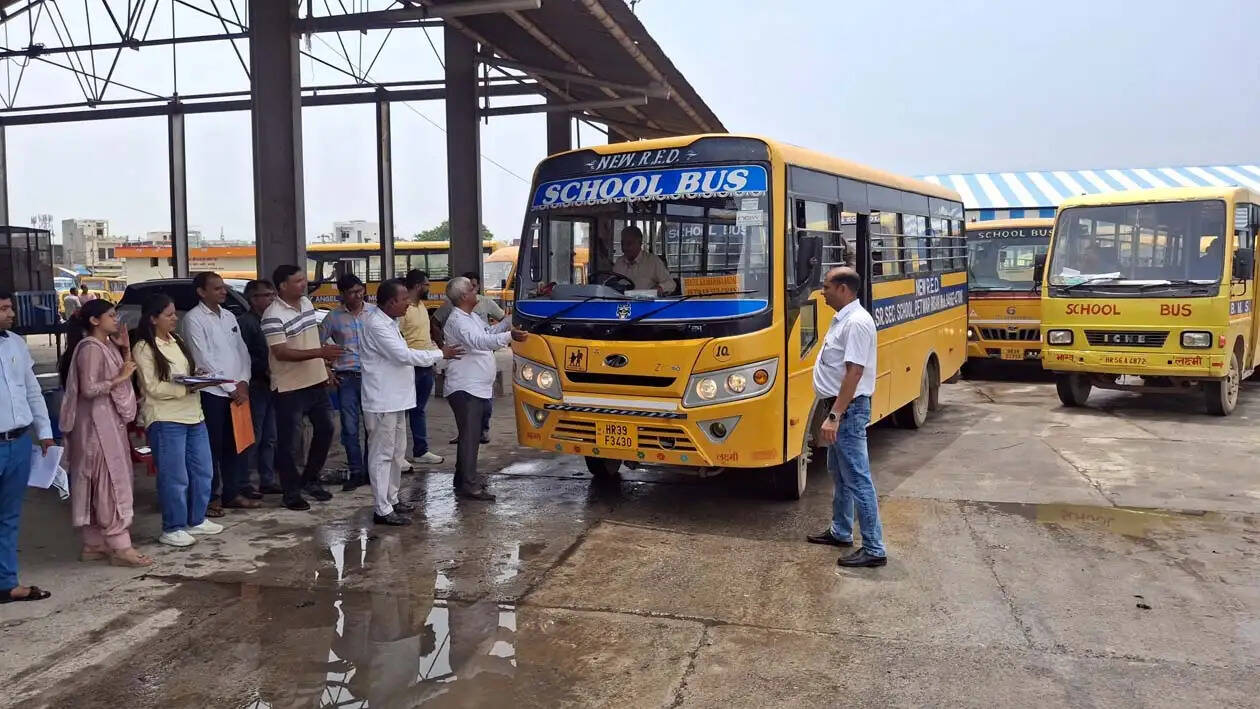 हिसार : नियमों को ताक पर रखकर दौड़ रही एक दर्जन स्कूल बसों को नोटिस, जब्त करने की चेतावनी