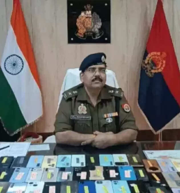 झांसी जीआरपी ने 17 लाख के 170 गुम मोबाइल उनके मालिकों को लौटाए