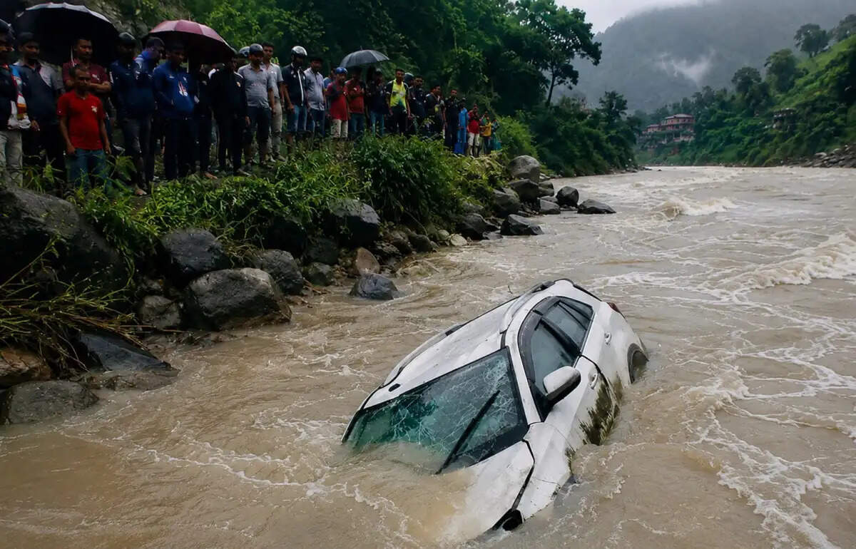 नेपाल के फिक्कल में बस की टक्कर के बाद कार नदी में गिरी