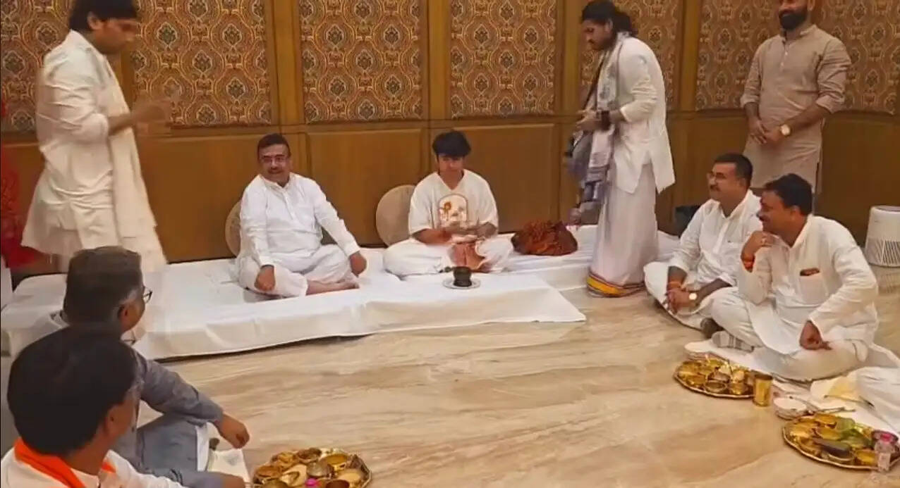 धीरेंद्र कृष्ण शास्त्री से मिले मुख्यमंत्री शुभेंदु अधिकारी