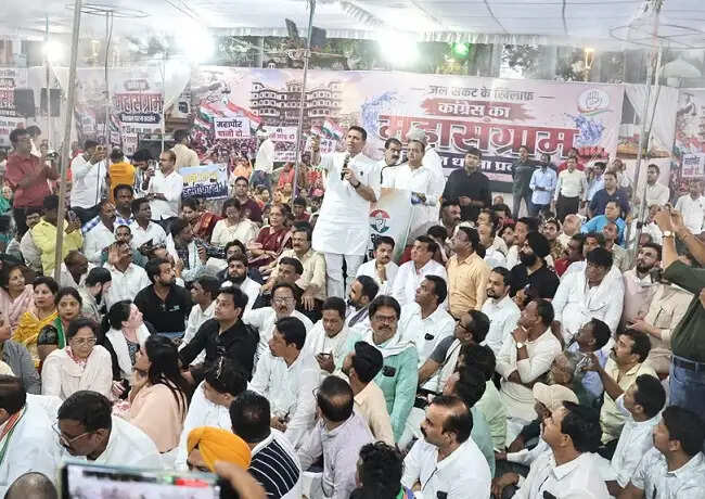 इंदौरः जलसंकट को लेकर सड़कों पर उतरी कांग्रेस, खाली मटके लेकर राजवाड़ा पर प्रदर्शन