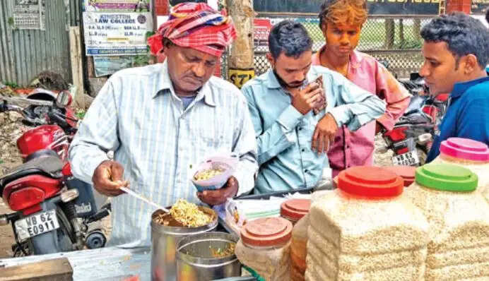 बालुरघाट में ‘मोदी की झालमुड़ी’ चर्चा में, लेकिन कारोबार पर ख़ास असर नहीं