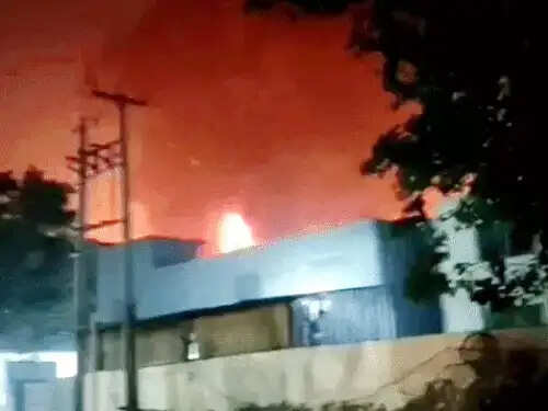 फरीदाबाद : थर्माकोल फैक्ट्री में लगी आग ने दो और कंपनियाें को भी चपेट में लिया