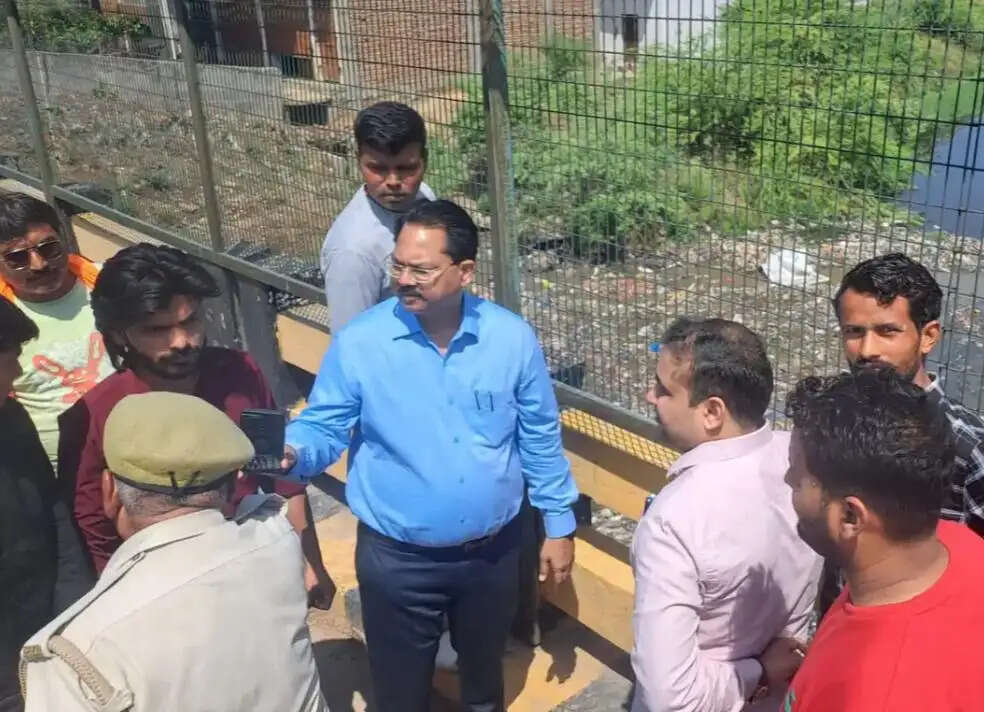रंग ला रही युवाओं की मेहनत, करवन नदी की जांच करने पहुंची टीम
