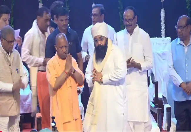 कांग्रेस ने सत्ता के लिए देश के टुकड़े किए : योगी आदित्यनाथ
