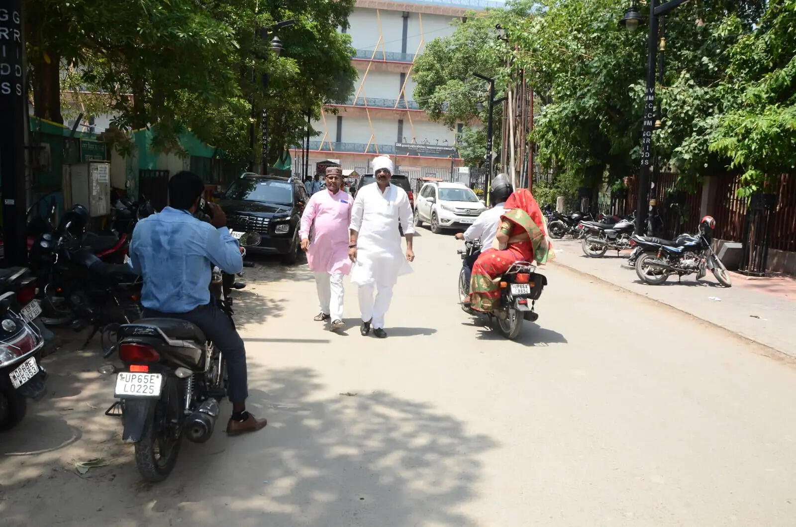प्रधानमंत्री के आह्वान के बाद महापौर पैदल नगर निगम दफ्तर पहुंचे